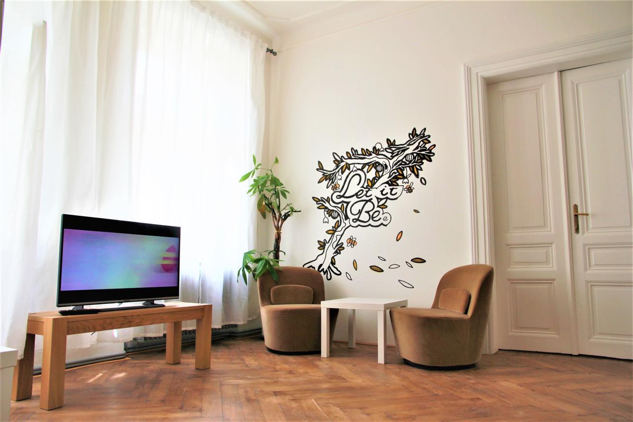 The Republic Garden Hostel Prague Ngoại thất bức ảnh