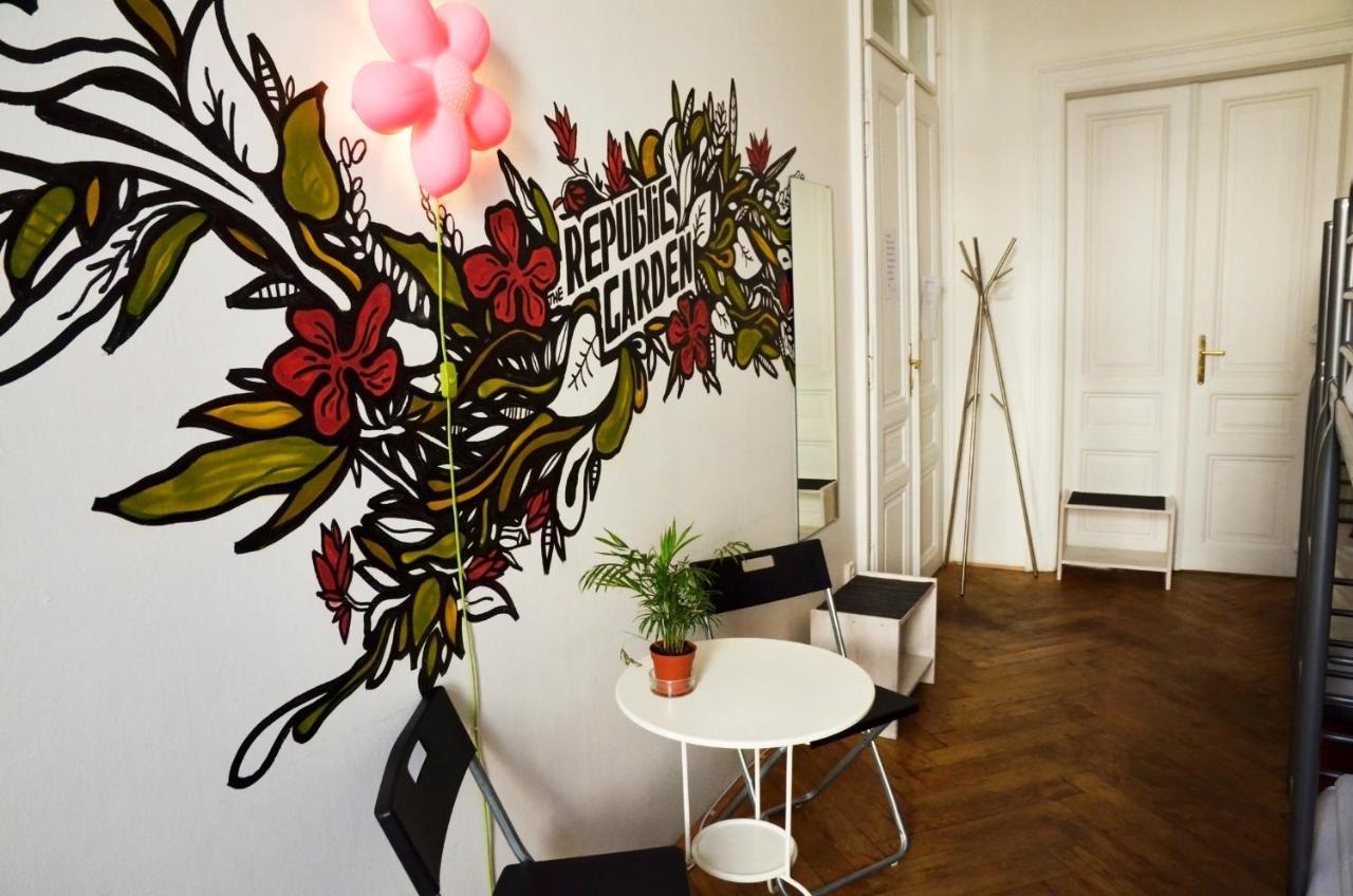 The Republic Garden Hostel Prague Ngoại thất bức ảnh