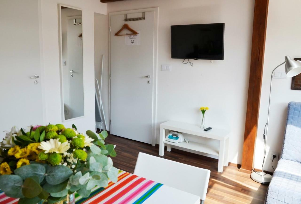 The Republic Garden Hostel Prague Ngoại thất bức ảnh